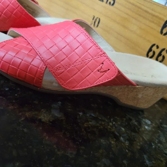 Vionic Woven Wedge Sandals - Picture 4 of 8